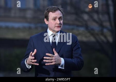 London, England, Großbritannien. März 2024. Sicherheitsminister Tom Tugendhat wird während der morgendlichen Medienrunde in Westminster interviewt. Autor: Thomas Krych/Alamy Live News Stockfoto