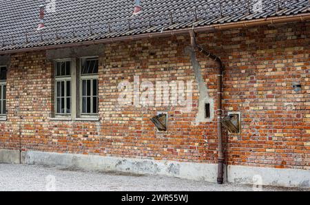 Zwei Einwurfe für Zyklon B. hinter der Wand liegt die Gaskammer im ehemaligen Konzentrationslager Dachau, welches heute einge Gedänksstätte ist. (Dach Stockfoto