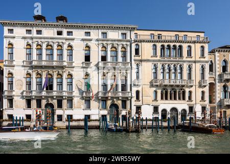 Venedig, Italien - 6. September 2022: Häuser und Paläste von einer Motorbootfahrt auf dem Canal Grande in Venedig aus gesehen Stockfoto