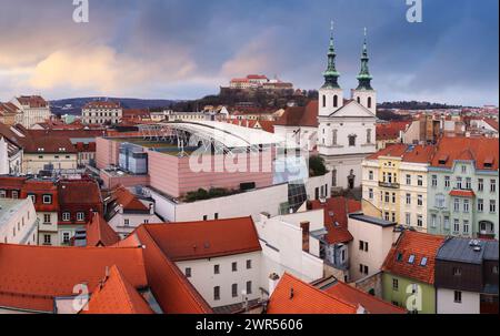 Panorama der Skyline von Brünn mit Schloss Spilberg, Hauptplatz und Kathedrale Petrov bei dramatischem Sonnenuntergang. Tschechische Republik Stockfoto