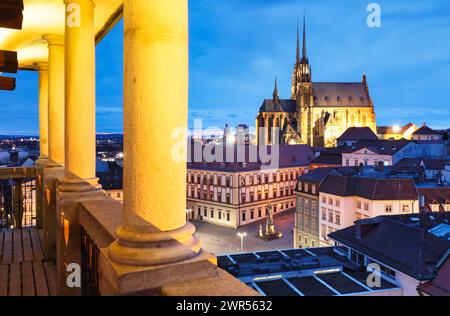 Brünn - fantastischer Blick auf den alten Schlepptau und die Kathedrale von St. Peter und Paul, Tschechische Republik bei Nacht Stockfoto