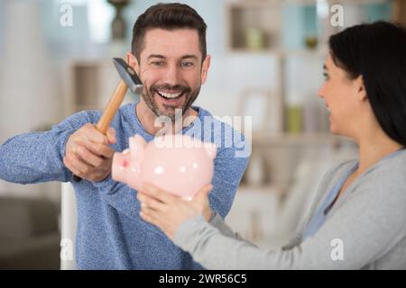 Nahaufnahme Porträt eines Mannes, der versucht, die Schweinebank aufzubrechen Stockfoto