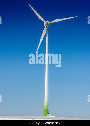 Eine Windkraftanlage bei Bonndorf im Schwarzwald im Landkreis Waldshut, Baden-Württemberg. (Bonndorf im Schwarzwald, Deutschland, 03.12.2023) Stockfoto