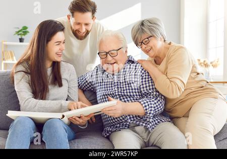 Familie, Die Zu Hause Ein Fotoalbum Durchsucht Stockfoto