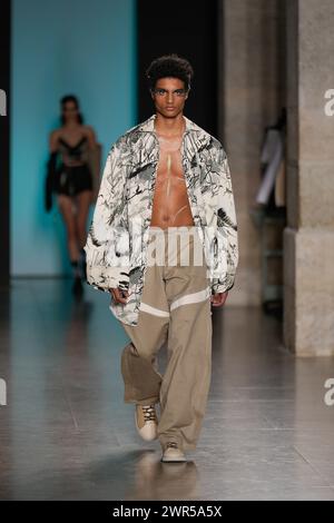 Lissabon, Portugal. März 2024. Während der Duartehajime Modenschau im ModaLisboa for Good, der Lissabon Fashion Week in Lisboa, spaziert ein Model auf dem Laufsteg. Quelle: SOPA Images Limited/Alamy Live News Stockfoto