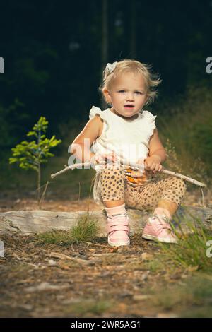 Eineinhalb Jahre altes Mädchen posiert in der Natur Stockfoto