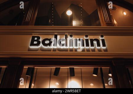 Goldenes Logozeichen der berühmten Boutique Baldinini. Ein italienisches Unternehmen, das Schuhe und Accessoires herstellt Stockfoto