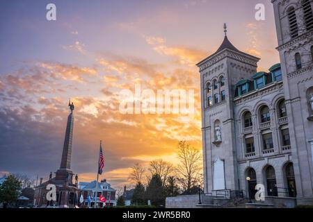 Das Knox County Courthouse und das Civil war Memorial in der Innenstadt von Vincennes, Indiana, wird vom Sonnenaufgang erleuchtet. Das Denkmal wurde 1914 errichtet, das Stockfoto