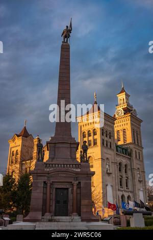 Das Knox County Courthouse und das Civil war Memorial in der Innenstadt von Vincennes, Indiana, wird vom Sonnenaufgang erleuchtet. Das Denkmal wurde 1914 errichtet, das Stockfoto