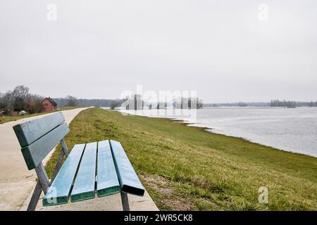 Sitzbank am Fahrradfernwanderweg Elbe-Radweg, Westufer bei Dömitz bei Hochwasser, Überflutung gesamte Flussaue, Blick Richtung Autobrücke Elbhochwasser *** Bank am Elbfernwanderweg, Westufer bei Dömitz bei Hochwasser, Überflutung der gesamten Aue, Blick zur Elbhochwasserbrücke Stockfoto