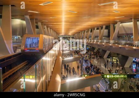 Doha, Katar. März 2024. Passagiere werden am Hamad International Airport im Nahen Osten gesehen. Quelle: Marcin Nowak/Alamy Live News Stockfoto