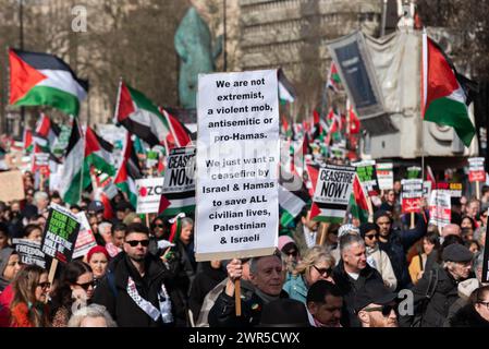 Peter Tatchell beim protestmarsch pro Palestine in London, Großbritannien, protestierte gegen den Konflikt im Gazastreifen und gegen israelische Besatzung und militärische Aktionen. Stockfoto