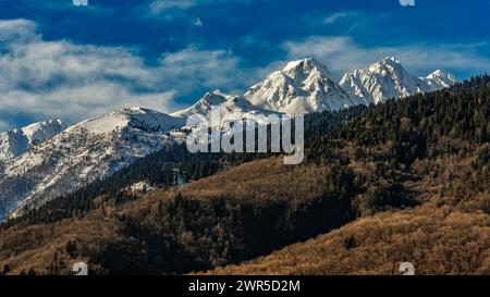 Die schneebedeckten Gipfel des Aiguilles d’Arves-Mas de la Grave, auch bekannt als Arvan-Villards-Massiv. Skigebiet Les Sybelles. Frankreich Stockfoto