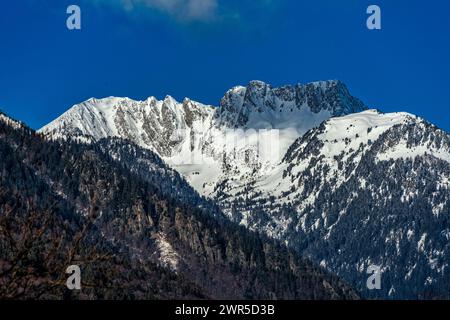 Die schneebedeckten Gipfel der Belledonne-Kette der französischen Dauphiné in Savoyen. Les Grands Moulins, Le Trois Dames, Le Fort. Savoie, Frankreich Stockfoto