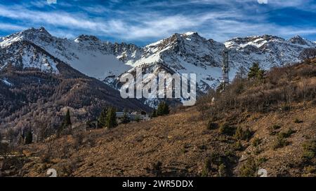 Die schneebedeckten Gipfel des Bermuda-Pierre Menu-Ambon-Gebirges an der Grenze zwischen Frankreich und Italien. Die Gruppe der Weisen. Italien Stockfoto