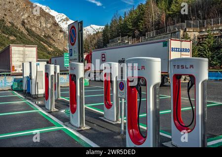 Tesla-Ladestationen für Elektroautos am Eingang zum Frejus-Tunnel. Bardonecchia, Metropolstadt Turin, Piemont, Italien, Europa Stockfoto