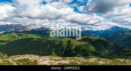 Herrliche Dolomiten Bergkulisse vom Wanderweg aus der Franz-Kostner-Hutte-Hütte in der Sella-Berggruppe während des schönen Sommernachmittags Stockfoto