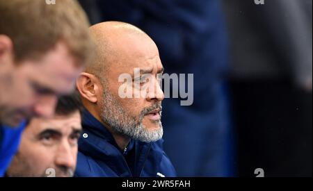 Nottingham Forest Cheftrainer Nuno Espirito Santo während des Premier League-Spiels zwischen Brighton und Hove Albion und Nottingham Forest im American Express Stadium, Brighton, Großbritannien - 10. März 2024. Foto Simon Dack / Teleobjektive nur für redaktionelle Zwecke. Kein Merchandising. Für Football Images gelten Einschränkungen für FA und Premier League, inc. Keine Internet-/Mobilnutzung ohne FAPL-Lizenz. Weitere Informationen erhalten Sie bei Football Dataco Stockfoto