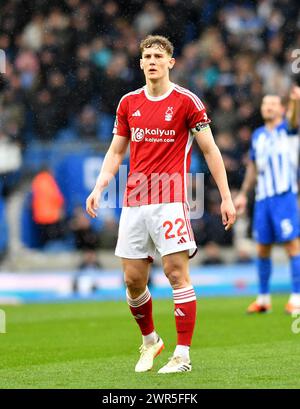 Ryan Yates aus Nottingham Forest während des Premier League-Spiels zwischen Brighton und Hove Albion und Nottingham Forest im American Express Stadium, Brighton, UK - 10. März 2024. Foto Simon Dack / Teleobjektive nur für redaktionelle Zwecke. Kein Merchandising. Für Football Images gelten Einschränkungen für FA und Premier League, inc. Keine Internet-/Mobilnutzung ohne FAPL-Lizenz. Weitere Informationen erhalten Sie bei Football Dataco Stockfoto