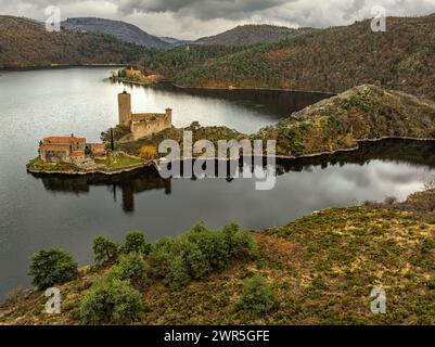 Blick aus der Vogelperspektive auf Grangent Castle. Die Burg befindet sich auf einer kleinen Insel im Lake Grangent. Saint-Just-Saint-Rambert, Departement Loire, Frankreich Stockfoto