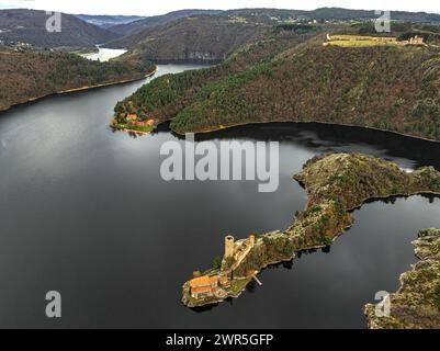 Blick aus der Vogelperspektive auf Grangent Castle. Die Burg befindet sich auf einer kleinen Insel im Lake Grangent. Saint-Just-Saint-Rambert, Departement Loire, Frankreich Stockfoto