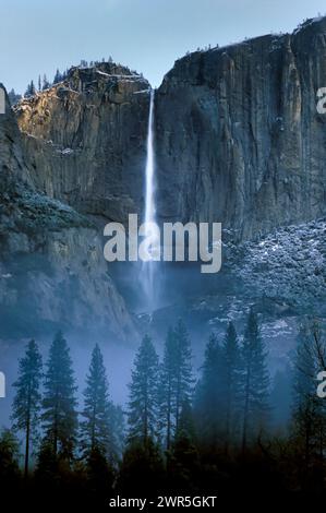 USA: Kalifornien: Yosemite National Park: Yosemite Falls tauchen in den Morgennebel. Stockfoto