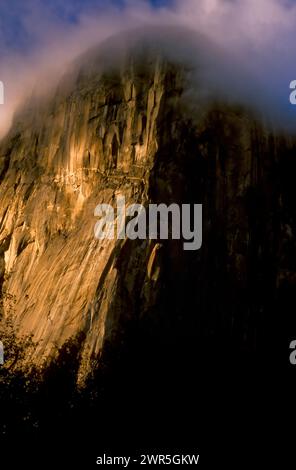 USA: Kalifornien: Yosemite-Nationalpark: El Capitan in einem Sturm bei Sonnenuntergang. Stockfoto