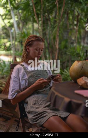 Eine Frau plaudert am Telefon. Stockfoto