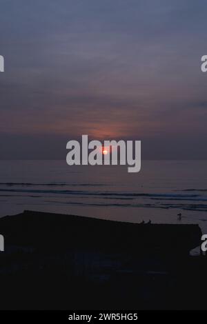 Sonnenuntergang auf Uluwatu, die Sonne geht ins Wasser. Bali Stockfoto