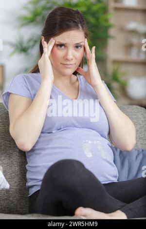 Schwangere Frau mit Kopfschmerzen Stockfoto