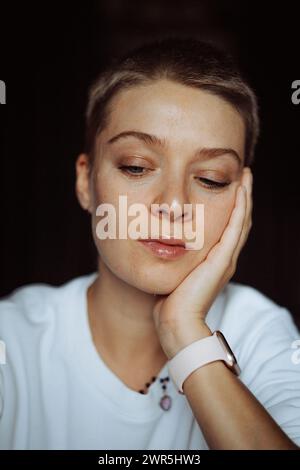 Junge schöne Frau mit kurzen Haaren, Porträt, Nahaufnahme. Stockfoto