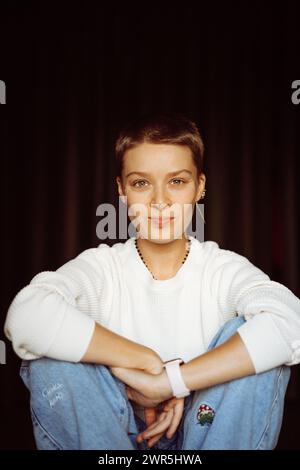 Junge schöne Frau mit kurzen Haaren, Porträt, Nahaufnahme. Stockfoto