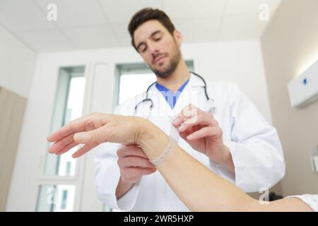 Ein Arzt ist bei einem Patienten Stockfoto