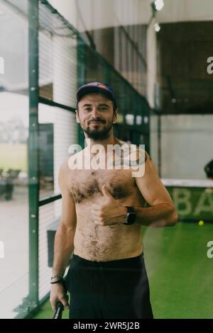 Mann spielt Padel-Tennis auf einem Hallenplatz, Bali. Stockfoto