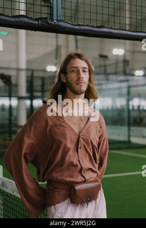Mann spielt Padel-Tennis auf einem Hallenplatz, Bali. Stockfoto