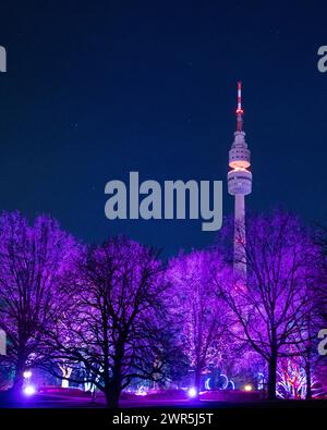 Ein malerischer Blick auf den Florianturm in Dortmund, Deutschland, vom Park aus gesehen Stockfoto