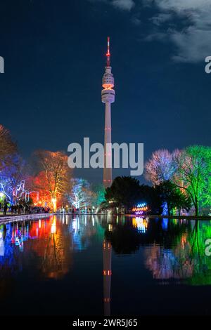 Ein malerischer Blick auf den Florianturm in Dortmund, Deutschland, vom Park aus gesehen Stockfoto