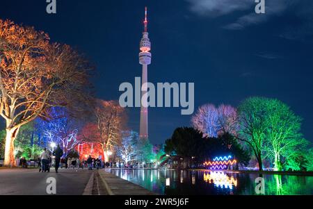 Ein malerischer Blick auf den Florianturm in Dortmund, Deutschland, vom Park aus gesehen Stockfoto