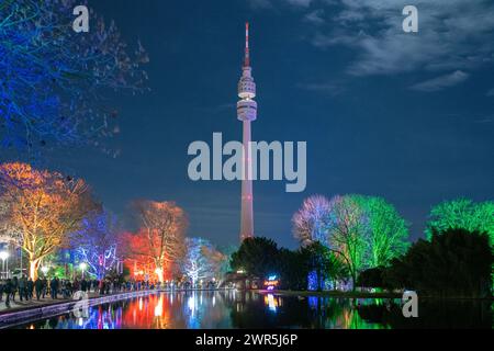 Ein malerischer Blick auf den Florianturm in Dortmund, Deutschland, vom Park aus gesehen Stockfoto