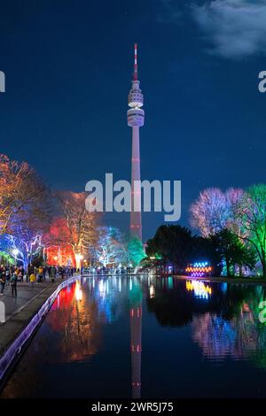 Ein malerischer Blick auf den Florianturm in Dortmund, Deutschland, vom Park aus gesehen Stockfoto