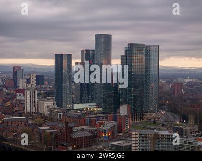 Drohne schoss über den Manchester Deansgate Square, Manchester, UK Stockfoto