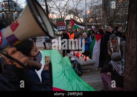 Madrid, Spanien. März 2024. Demonstranten während einer Mahnwache vor dem Büro des Europäischen Parlaments. Die Menschen haben sich versammelt, um Solidarität mit der palästinensischen Bevölkerung zu zeigen, um zu protestieren und Israel einen dauerhaften Waffenstillstand im Gazastreifen zu fordern. Quelle: Marcos del Mazo/Alamy Live News Stockfoto