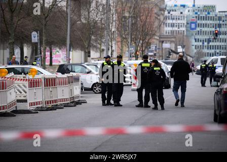 Berlin, Deutschland. März 2024. Polizeibeamte stehen am Montagmorgen am Tatort in der Zimmerstraße. Der Mann, der in der Nähe der Touristenattraktion Checkpoint Charlie in Berlin erschossen wurde, ist gestorben. Am Sonntagabend wurde er von Sanitätern ins Krankenhaus gebracht, wo er starb. Quelle: Bernd von Jutrczenka/dpa/Alamy Live News Stockfoto