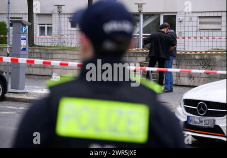 Berlin, Deutschland. März 2024. Polizeibeamte stehen am Montagmorgen am Tatort in der Zimmerstraße. Der Mann, der in der Nähe der Touristenattraktion Checkpoint Charlie in Berlin erschossen wurde, ist gestorben. Am Sonntagabend wurde er von Sanitätern ins Krankenhaus gebracht, wo er starb. Beschreibung: Bernd von Jutrczenka/dpa - ACHTUNG: Das Kennzeichen wurde pixeliert/dpa/Alamy Live News Stockfoto