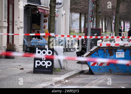 Berlin, Deutschland. März 2024. Polizeibeamte stehen am Montagmorgen am Tatort in der Zimmerstraße. Der Mann, der in der Nähe der Touristenattraktion Checkpoint Charlie in Berlin erschossen wurde, ist gestorben. Am Sonntagabend wurde er von Sanitätern ins Krankenhaus gebracht, wo er starb. Quelle: Bernd von Jutrczenka/dpa/Alamy Live News Stockfoto