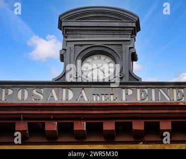 Kapitalstruktur der Uhr, Posada del Peine. Architektur und Architektur in Madrid, Spanien Stockfoto