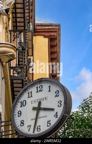 Uhr, Markenname Estirpe. Posada del Peine. Architektur und Architektur in Madrid, Spanien Stockfoto