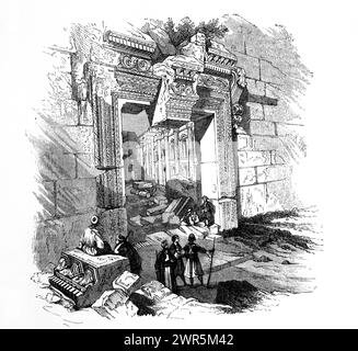 Illustration des Pfortes zum Großen Tempel von Baalbek wie im 19. Jahrhundert aus der antiken illustrierten Familienbibel Stockfoto