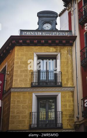 Fassade und Hauptgebäude der Uhr, Posada del Peine. Architektur und Architektur in Madrid, Spanien Stockfoto