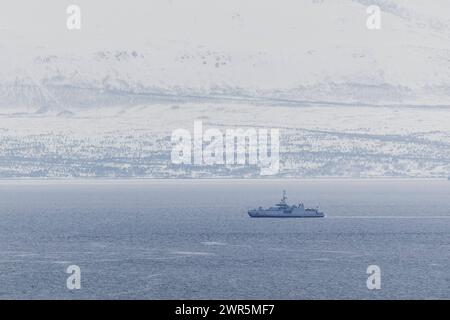 Ein Marineschiff liegt in einem Fjord im Rahmen der NATO-Uebung Nordic Response bei Tromso, 09.03.2024. Die Uebung, die vom 03. bis 14. Maerz hauptsaechlich in Skandinavien stattfindet, wird von 20,000 Soldaten aus 13 Laendern ausgetragen. Nach der NATO-Erweiterung sind erstmals auch Soldaten aus Schweden und Finnland an der Uebung beteiligt. Tromso Norwegen *** Ein Marineschiff liegt in einem Fjord im Rahmen der NATO-Übung Nordic Response nahe Tromso, 09 03 2024 die Übung, die vom 03. Bis 14. März hauptsächlich in Skandinavien stattfindet, wird von 20.000 Soldaten aus 13 Ländern durchgeführt Stockfoto